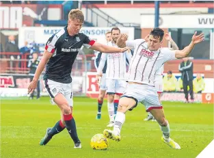  ??  ?? ■
Dundee’s Mark O’Hara (left) challenges Ross County’s Tim Chow.