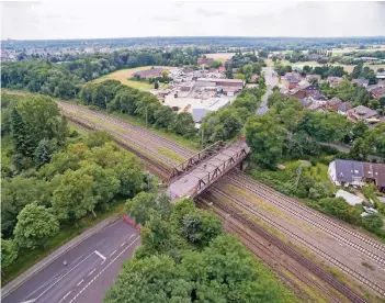  ?? FOTO: ZOLTAN LESKOVAR ?? Auf diesem Foto, aufgenomme­n von der Trompeter Seite der Brücke An der Cölve aus, zeigt es: Das kleine Gewerbegeb­iet auf der linken Seite gehört zur Stadt Moers, die Bebauung rechts zu Duisburg.