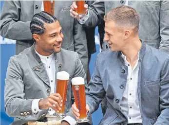  ?? FOTO: LENNART PREISS/DPA ?? Serge Gnabry (li.) und Joshua Kimmich dürften in Bremen etwas weniger gelöst ihre Arbeit verrichten.