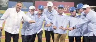  ?? GLAUCO MOQUETE/LISTÍN DIARIO ?? Grueso de la directiva de los Tigres del Licey exhiben los anillos de campeones del pasado torneo, el cual ganaron ante las Aguilas.