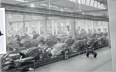  ?? ?? RIGHT: Split-screen Beetle production in Wolfburg’s Hall 3 during the 1950s.