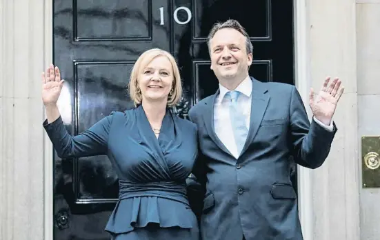  ?? Kirsty Wiggles  rt ?? Liz Truss i el seu marit, Hugh O’Leary, prenent ahir possessió del 10 de Downing Street