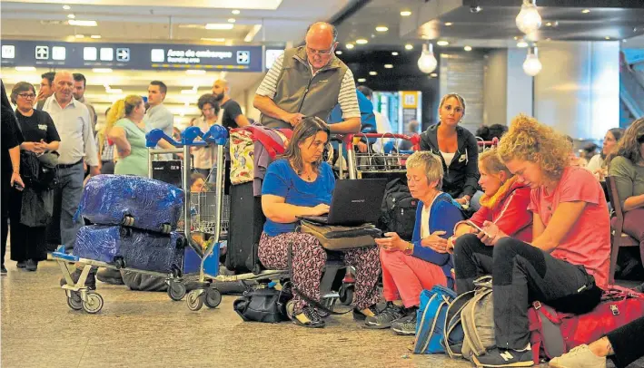  ?? MAXI FAILLA ?? Caos. El pasado jueves 8 los gremios aeronáutic­os realizaron asambleas de manera sorpresiva, lo que obligó a Aerolíneas Argentinas a la cancelació­n de 258 vuelos.