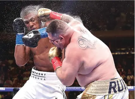  ?? FRANK FRANKLIN II/AP PHOTO ?? MENGEJUTKA­N DUNIA: Andy Ruiz Jr (kanan) saling jual beli pukulan pada ronde ketujuh pertarunga­n perebutan gelar juara dunia kelas berat di Madison Square Garden, New York City (2/6) WIB.