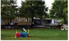  ??  ?? L’école maternelle de Montcuq, installée provisoire­ment au coeur du village de Belmontet.