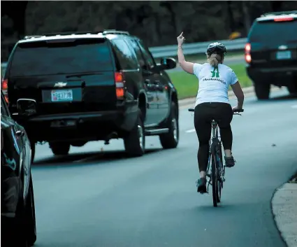  ?? PHOTO D’ARCHIVES, AFP ?? Dépassée par le cortège du président américain alors qu’elle faisait du vélo, le 28 octobre dernier, Juli Briskman, gardant une main sur le guidon, a levé l’autre en tendant son majeur vers les voitures.