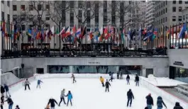  ??  ?? Pista de patinaje sobre hielo en Rockerfell­er Center