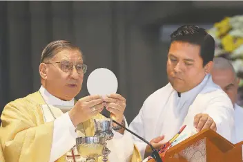  ??  ?? El obispo de Mazatlán, Mario Espinosa Contreras, encabezó la misa en la Basílica de Guadalupe, en donde oró por los gobiernos de todas las naciones “para que la paz y la justicia sea la prioridad del mundo”.