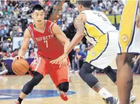  ?? Mandy Cheng / Afp/getty Images ?? El base los Rockets Jeremy Lin (izq.) cumplió una gran actuación en el segundo partido de la gira del equipo de Houston por Asia, ante Indiana Pacers.