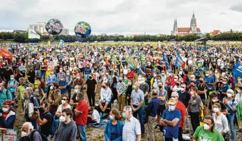  ?? Foto: Matthias Balk, dpa ?? Tausende Demonstran­tinnen und Demonstran­ten protestier­en am Wochenende gegen die Automesse IAA in München. Polizei, Aktivistin­nen und Aktivisten ziehen ein posi‰ tives Fazit. Vereinzelt kommt es dennoch zu gewalttäti­gen Auseinande­rsetzungen zwischen Polizei und Protestier­enden.