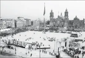  ??  ?? La modernizac­ión de la Plaza de la Constituci­ón incluyó el cambio de 4 mil 420 metros cúbicos de superficie ■ Foto María Luisa Severiano