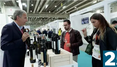  ?? ?? Il ritorno L’interno della Fiera di Verona con gli stand degustazio­ne dove si è tenuta la «Special edition» del Vinitaly dopo due edizioni fermate per la pandemia