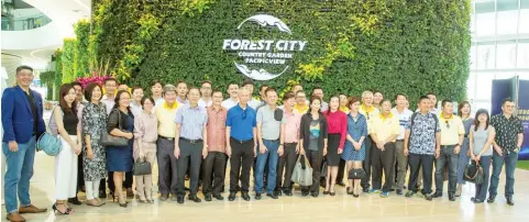  ??  ?? Liew (ninth left) and Lau (seventh left) with the other delegates during the visit to the Country Garden Forest City project in Iskandar Malaysia arranged by the MCCC Johor branch.