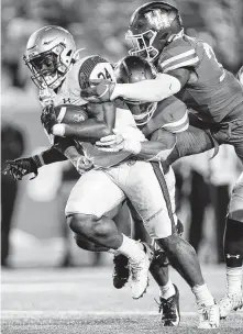  ?? Godofredo A. Vásquez / Staff photograph­er ?? Navy fullback Jamale Carothers scores. Carothers rushed for 188 yards as the Midshipmen finished with 447 on the ground.