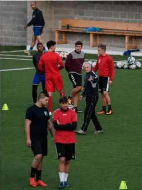  ?? FOTO TOM GOYVAERTS ?? Frank De Buyser leidt de training met een fel uitgedunde groep.