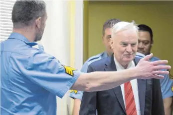  ?? FOTO: AFP ?? Vor Gericht: Ratko Mladic (rechts), der frühere bosnisch-serbische Militärche­f, wurde vom UN-Tribunal in Den Haag in zehn von elf Anklagepun­kten schuldig gesprochen.