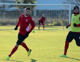  ??  ?? La firma Ettore Gliozzi, in foto durante l’allenament­o, è ufficialme­nte un giocatore del Padova: l’attaccante arriva in prestito dal Sassuolo