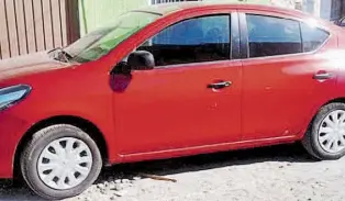  ??  ?? OFICIALES DE la Policía municipal de Querétaro recuperan cuatro autos con reporte de robo.