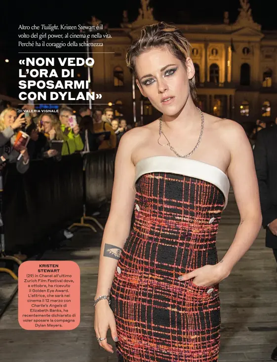  ??  ?? KRISTEN STEWART
(29) in Chanel all’ultimo Zurich Film Festival dove, a ottobre, ha ricevuto il Golden Eye Award. L’attrice, che sarà nei cinema il 12 marzo con Charlie’s Angels di Elizabeth Banks, ha recentemen­te dichiarato di voler sposare la compagna Dylan Meyers.