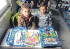  ?? FOTO: PRIVAT ?? Schüler in Mam Rashan und Sheikhan freuen sich über Winterjack­en und Schulmater­ial.