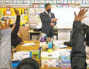  ?? Irfan Khan Los Angeles Times ?? LAUSD SUPT.
Alberto M. Carvalho teaches class at an elementary school in February.