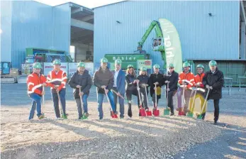  ?? FOTO: JUBL ?? Spatenstic­h für die neue Halle im Flochberge­r Industrieg­ebiet, die im Herbst 2018 fertig sein soll.