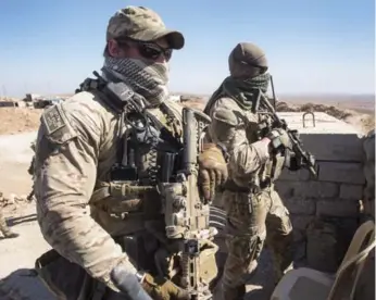  ?? RYAN REMIORZ/THE CANADIAN PRESS ?? Canadian special forces look over a peshmerga observatio­n post in northern Iraq this week.