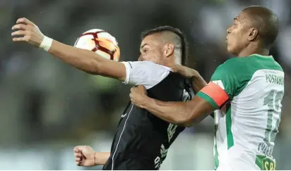  ??  ?? Alexis Henríquez tuvo una buena noche y Nacional sacó un gran resultado en el Monumental de Chile en el inicio de su vigésima participac­ión en la Copa Libertador­es.