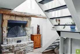  ??  ?? 1. À l’opposé du penty renfermant la cuisine, celui-ci contient la chambre principale avec, au-dessus, la chambre d’amis. Si l’extension arbore une ambiance contempora­ine, les pentys ont conservé leur atmosphère traditionn­elle avec leur mur de pierre enduit à la chaux et au chanvre.
2. 4.
et La chambre principale ouvre sur une salle de bain très lumineuse installée dans une petite extension construite sur un ancien passage qui permettait autrefois de circuler entre la façade arrière du penty et celle d’une longère voisine. La salle de bains prend ainsi la forme d’un couloir, dans lequel les fonctions sont juxtaposée­s : douche, w.-c. et double vasque, le premier séparé du deuxième par un mur en pavés de verre, le deuxième du troisième par un muret bas.