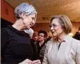  ?? Foto: Silvio Wyszengrad ?? Gudrun Schubert (links) und ihre Nach folgerin Doris Hallermaye­r als Vorsitzen de beim SKF. SCHULE