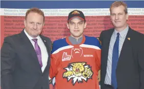 ??  ?? Le directeur des opérations hockey des Wildcats de Moncton, Roger Shannon, avec Alexander Khovanov et l’entraîneur-chef Darren Rumble, en décembre. - Archives