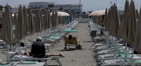  ?? (foto Valeri/Ansa) ?? Meteo variabile
L’apertura della stagione balneare a Ostia è stata segnata ieri da sole alternato a nuvole