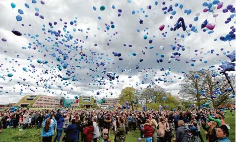  ?? Foto: Peter Byrne, dpa ?? Hunderte von Luftballon­s stiegen in den Himmel über Liverpool auf. So nahmen viele Briten Abschied von Alfie Evans.