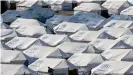  ??  ?? Carpas en el campamento de refugiados de Kara Tepe, en Mavrovuni, Lesbos. (2020).