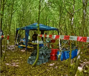  ?? Foto: Polizeiprä­sidium Oberbayern ?? Die abgesicher­te Fundstelle im Wald bei Kipfenberg: Hier wurden 2020 die sterbliche­n Überreste eines jungen Ingolstädt­er Pärchens gefunden, das fast 18 Jahre lang vermisst war.