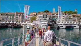  ??  ?? La passerelle permet de faire le tour du salon installé sur tout le périmètre du vieux port de Cannes.