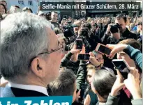  ??  ?? Selfie-Mania mit Grazer Schülern, 28. März