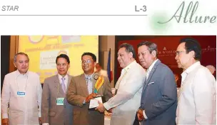  ??  ?? Opinion Writer of the Year Jojo Robles (third from left) receives his award from RCM’s Obet Pagdangana­n, Rudy Bediones, Frank Evaristo and Art Lopez.