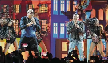  ??  ?? Gente De Zona, durante su actuación en los Premios Juventud de Univisión en Coral Gables.
Rodrigo Varela / Getty Images para Univision