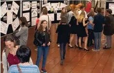  ?? Foto: Zeyer ?? Mit Interesse nahmen die Besucher auch die Ausstellun­g über die Praktika in der Pau senhalle der Realschule wahr.