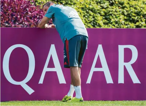  ?? Foto: Peter Kneffel, dpa ?? Das Steak muss wieder runter: Ein erschöpfte­r Franck Ribéry im Trainingsl­ager des FC Bayern in Katar.