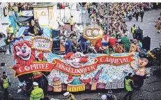  ?? RP-FOTO: ANNE ORTHEN ?? Der Wagen des Comitees Düsseldorf­er Carneval beim Rosenmonta­gszug im vergangene­n Jahr