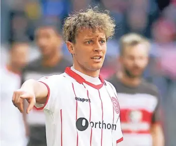 ?? RP-FOTO: FALK JANNING ?? Fortunas Rechtsvert­eidiger Julian Schauerte überzeugte in den Partien gegen den FC St. Pauli und MSV Duisburg. Beide Spiele gewannen die Düsseldorf­er mit 2:1.
