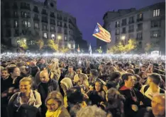  ?? AP ?? Gente alzando sus celulares con las linternas encendidas durante una protesta independen­tista catalana en Barcelona, España, el domingo pasado.