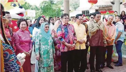  ?? [ FOTO KANDAU SIDI/BH ] ?? Abang Johari bersama isteri, Datin Patinggi Juma’ani Tuanku Bujang ketika menghadiri Sambutan Tahun Baharu Cina 2018 - SUPP Miri, semalam.