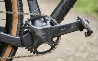  ?? ?? Below right The 38t chainring and 9-42t cassette provide a sensible gear range