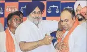  ??  ?? Punjab deputy CM Sukhbir Singh Badal pinning a Shiromani Akali Dal badge on Baldev Singh Khaira after after he switched from the Bahujan Samaj Party in Chandigarh on Tuesday. SANJEEV SHARMA/HT