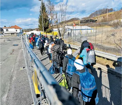  ??  ?? Spielfeld im Februar 2016. Es kommen weiterhin hunderte Menschen pro Tag nach Österreich.
Wie mit ihnen umgehen? Vernünftig­e politische Antworten auf die Frage sind rar.