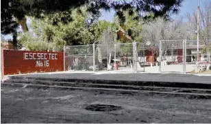  ??  ?? PRIORIDAD La escuela da servicio a comunidade­s donde luchan todos los días contra la falta de pavimento, agua potable, electricid­ad, gasolina. Lo único que no les puede faltar es la educación.