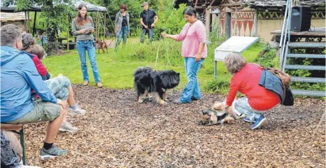  ?? FOTO: L. GRIMM ?? Severine Horlacher moderiert die Rassenpräs­entation im Steinzeitd­orf des Federseemu­seums in Bad Buchau.